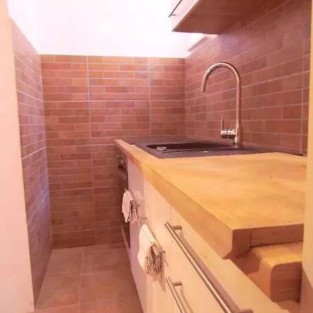 Center Studio Apartment *
